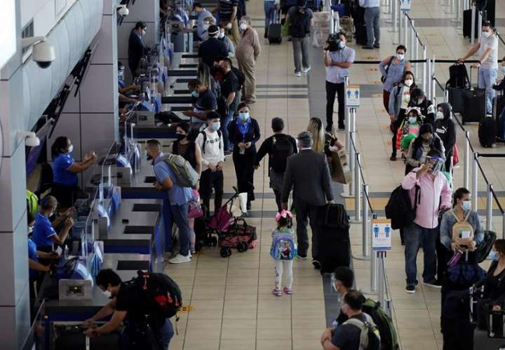 Pasajeros hacen fila previo a abordar vuelos en el aeropuerto internacional de Tocumen. EFE
