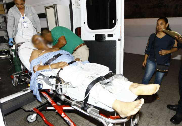 Vista general del momento en que la víctima ingresaba al hospital Santo Tomás. Foto: Alexander Santamaría