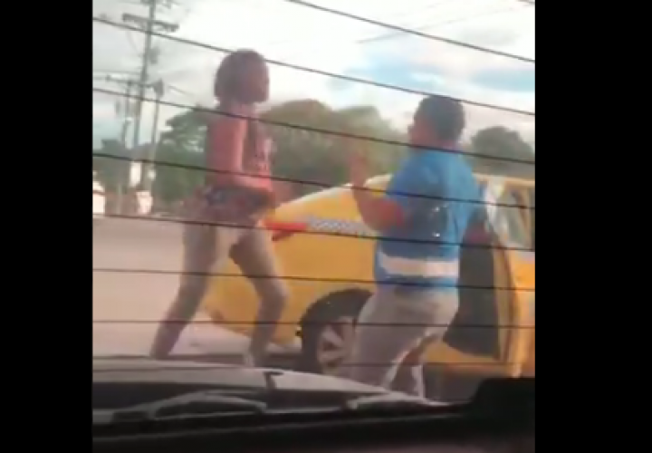  Taxista y mujer se agarran a guantes en la vía pública