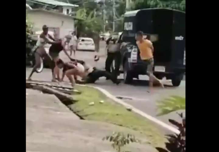 Se entregan mujeres que golpearon policía en Panamá Viejo (Video)