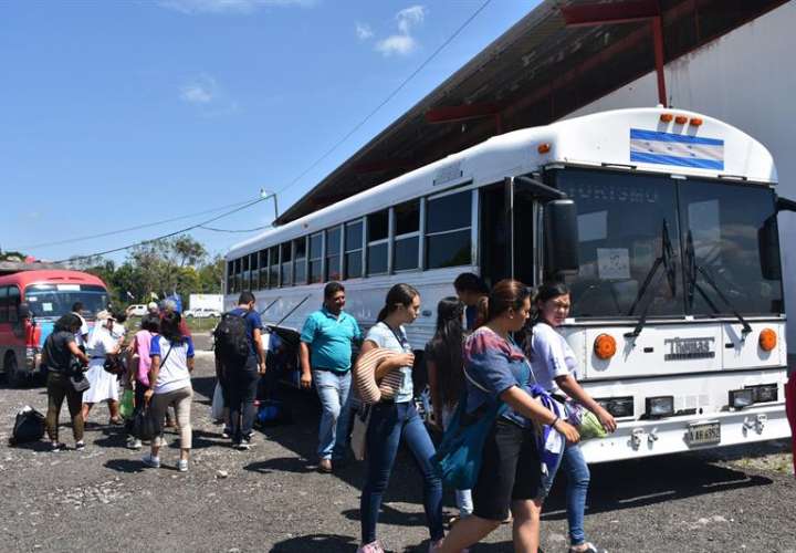Peregrinos de 29 países entran este domingo a Panamá vía terrestre para asistir a la JMJ, en Paso Canoas (Panamá). EFE