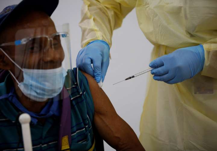 Una persona recibe la segunda dosis de la vacuna Pfizer contra la covid-19 en Ciudad de Panamá. EFE