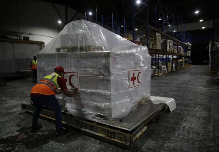 Personal de la Cruz Roja de Panamá alista ayuda humanitaria que será enviada a Haití. EFE