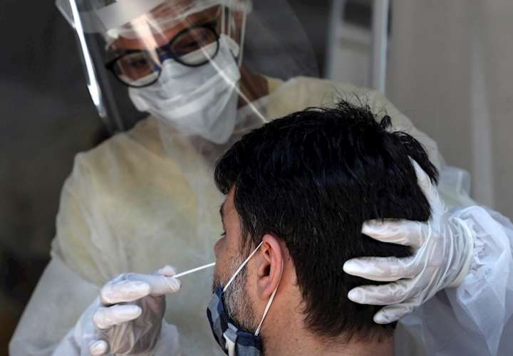Personal médico le toma la prueba de coronavirus a un hombre en São Gonçalo, estado de Río de Janeiro (Brasil), en una fotografía de archivo. EFE