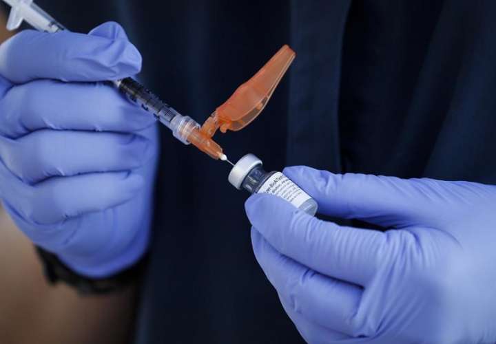 Personal sanitario prepara la vacuna contra la covid-19.EFE