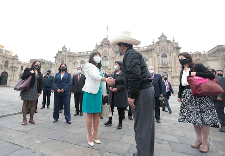 Mandatario Pedro Castillo mientras despide a la primera ministra, Mirtha Vásquez, a su salida del Palacio de Gobierno junto al gabinete de ministros, en Lima (Perú). EFE