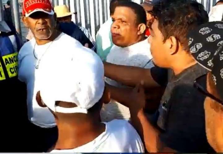 Pescadores protestan y piden extensión de horario en Mercado del Mariscos