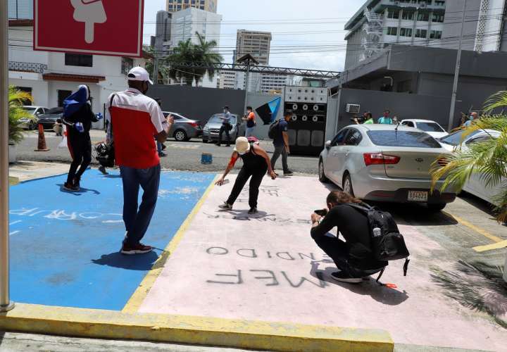 MEF: Estudiantes vandalizan edificio 