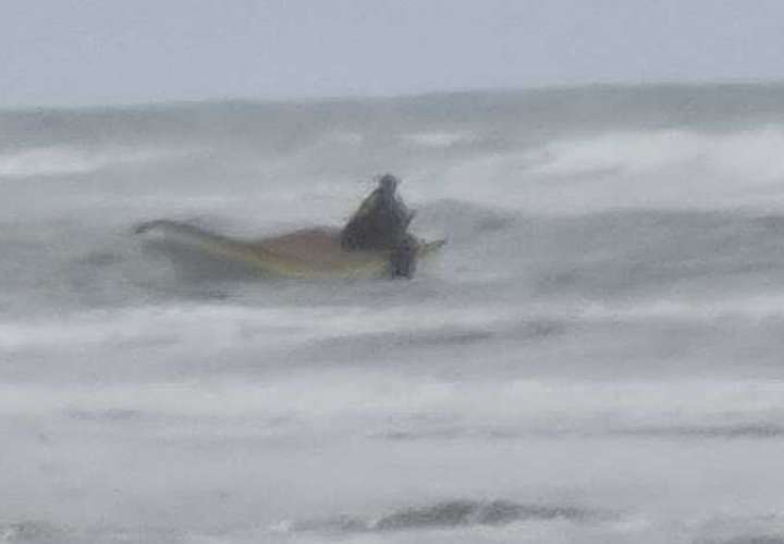 Turista casi se ahoga en playa Calovébora