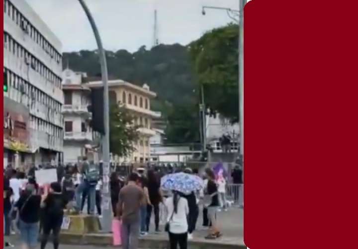 Enfurecidos manifestantes y policía se enfrentan por fallo a favor de Arquesio