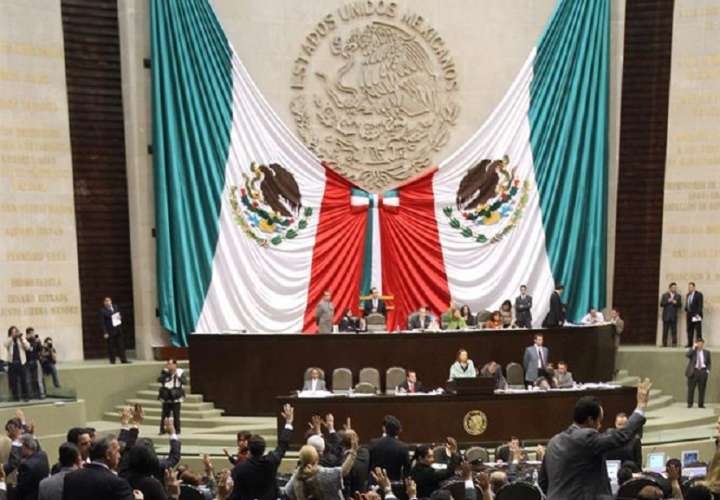 El presidente López Obrador, es el impulsor de esta consulta. EFE