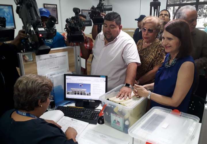 Presentan primeras firmas de El Loco para candidatura a la Alcaldía de Panamá