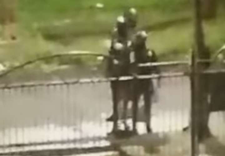Agreden a policías durante captura de dos sujetos en Colón