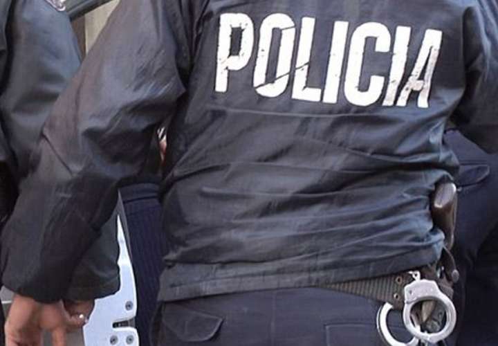 Sorprenden a agente policial con una menor en Colón