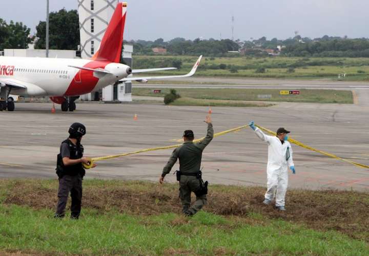 Investigadores del Ejército de Colombia y la Fiscalía acordonan los alrededores de la pista del Aeropuerto Internacional Camilo Daza, donde se presentó la explosión de dos artefactos. EFE