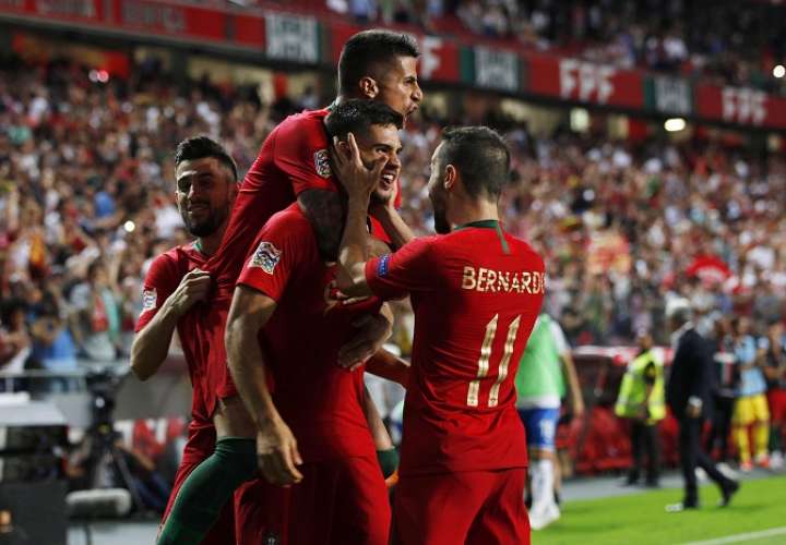 Andre Silva (c) de Portugal celebra luego de anotar el 1-0, durante un partido de la Liga de Naciones UEFA entre Portugal e Italia/ EFE/ANTONIO PEDRO SANTOS