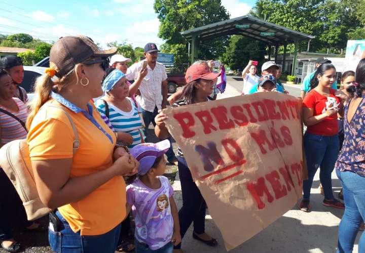 Productores y moradores salen a protestar para exigir construcción de carretera
