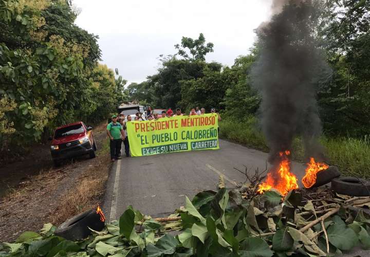 Calobreños protestan para exigir nueva carretera