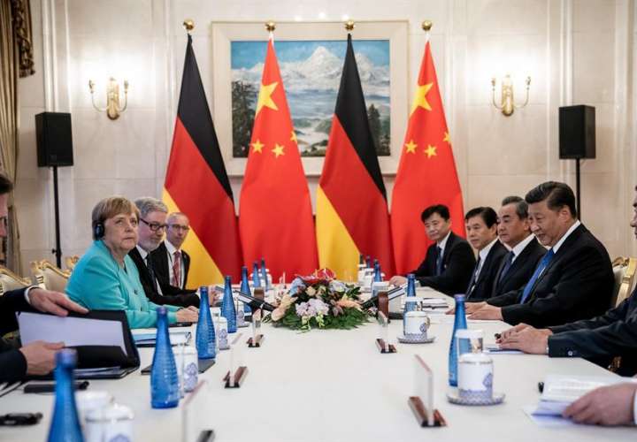 Xi destaca ante Merkel su postura común con Europa de apoyar comercio (Video)