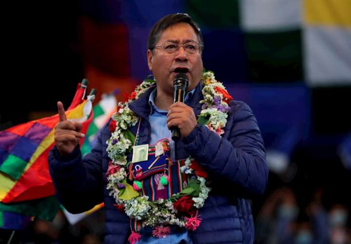 El presidente de Bolivia Luis Arce participa de la Cumbre Nacional para la Reconstrucción Económica y Productiva, hoy en el Coliseo Cerrado Julio Borelli Viterito en la ciudad de La Paz (Bolivia). EFE
