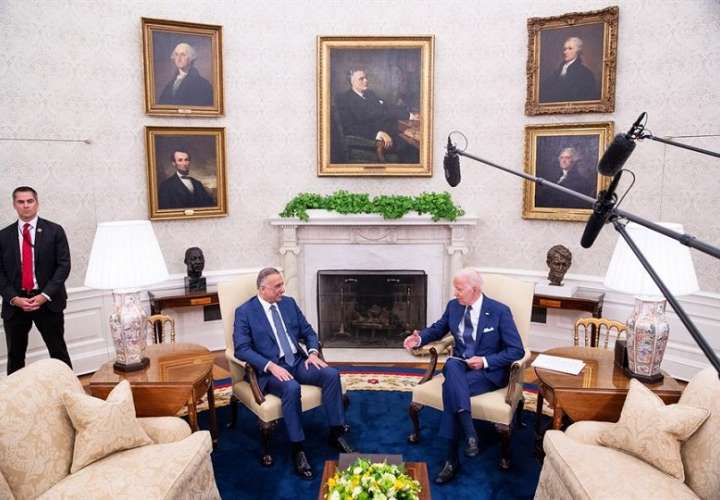 El presidente de Estados Unidos, Joe Biden (d), y el primer ministro iraquí, Mustafa Al-Kadhimi, fueron registrados este lunes, durante un encuentro, en la Oficina Oval de la Casa Blanca, en Washington DC (EE.UU.). EFE
