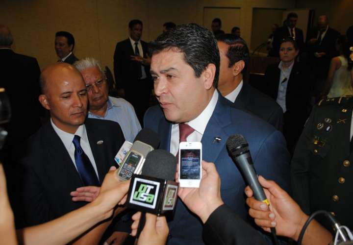En la imagen un registro del presidente de Honduras, Juan Orlando Hernández (c). EFEArchivo