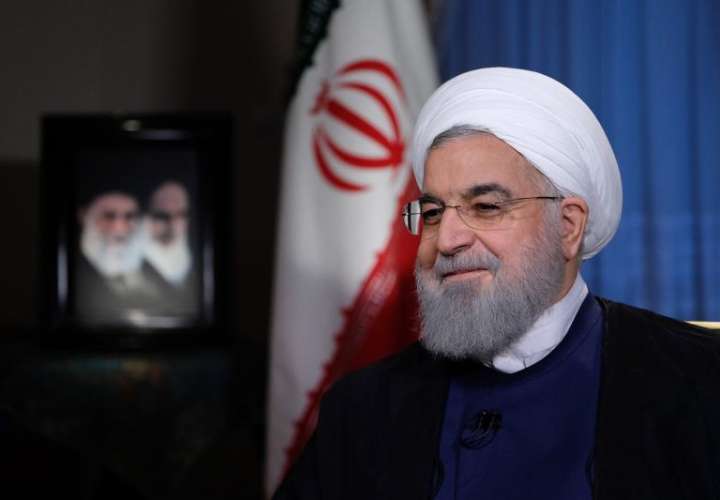 Fotografía cedida por la Presidencia iraní que muestra al presidente de Irán, Hasan Rohaní, durante una entrevista televisiva en Teherán (Irán) hoy, 6 de agosto del 2018. EFE