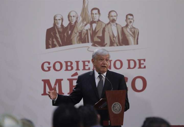 El presidente de México Andrés Manuel López Obrador habla durante la firma del decreto presidencial para la instalación de una Comisión de la Verdad hoy, lunes 3 de diciembre de 2018 en Ciudad de México (México). EFE