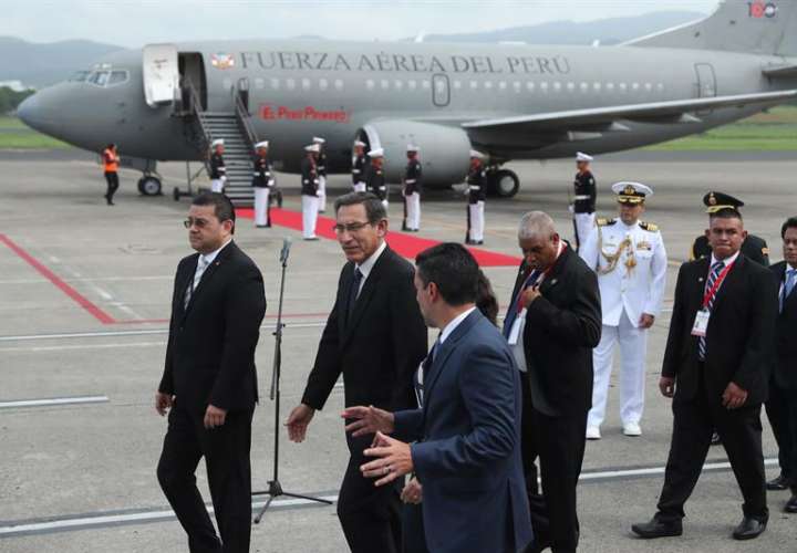 El presidente de Perú, Martín Vizcarra (2i), llega este domingo a Ciudad de Panamá (Panamá). EFE