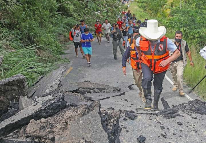 El presidente de Perú, Pedro Castillo, recorrió la zona afectada por el terremoto en Amazonas (Perú). EFE