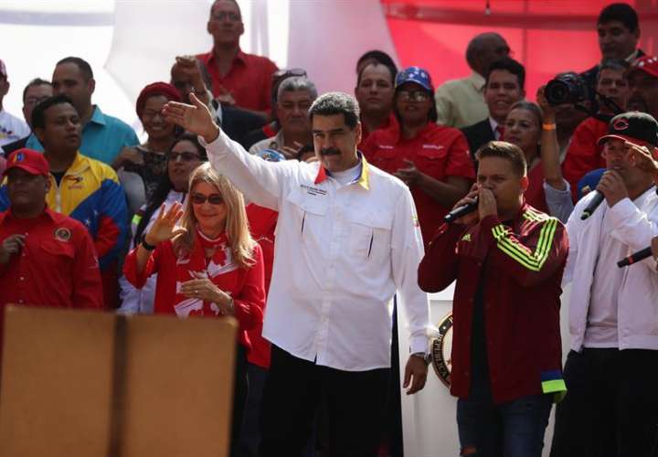 El presidente de Venezuela, Nicolás Maduro (c), y la primera dama, Cilia Flores (c-i), participan en un acto de gobierno este lunes, en Caracas (Venezuela). EFE