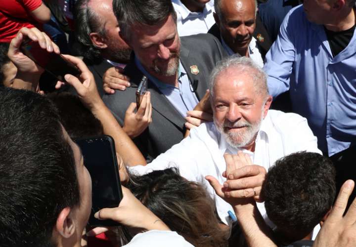 El presidente electo de Brasil, Luiz Inácio Lula da Silva, saluda a simpatizantes tras votar en la segunda ronda de las elecciones presidenciales hoy, en Sao Bernardo do Campo, Sao Paulo (Brasil). EFE