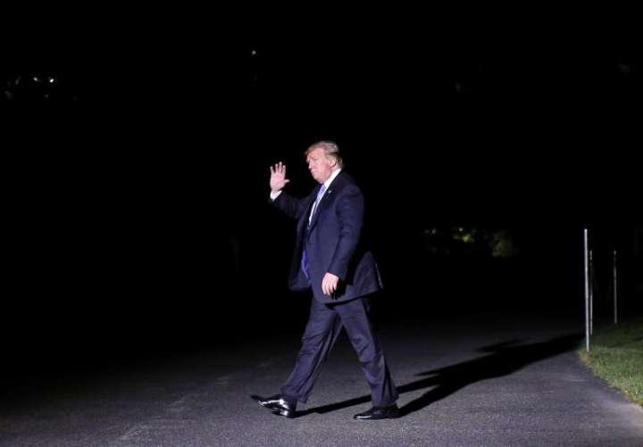 El presidente de los Estados Unidos, Donald J. Trump, camina en el jardín sur de la Casa Blanca luego de regresar de un viaje a Louisiana este martes, en Washington (EE.UU.). EFE