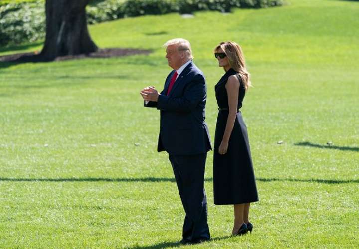 El presidente estadounidense Donald J. Trump y la primera dama Melania Trump salen de la Casa Blanca, en Washington, DC. EFE 
