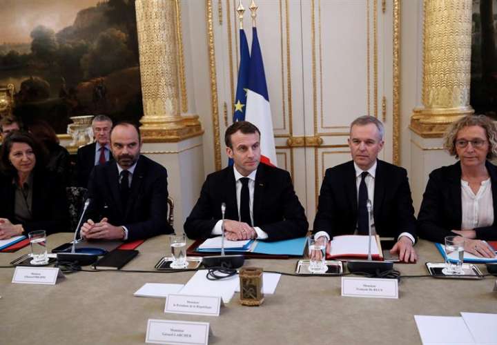 El presidente galo, Emmanuel Macron, y otros representantes de gobierno se reúnen con los responsables de las principales organizaciones sindicales y patronales. EFE