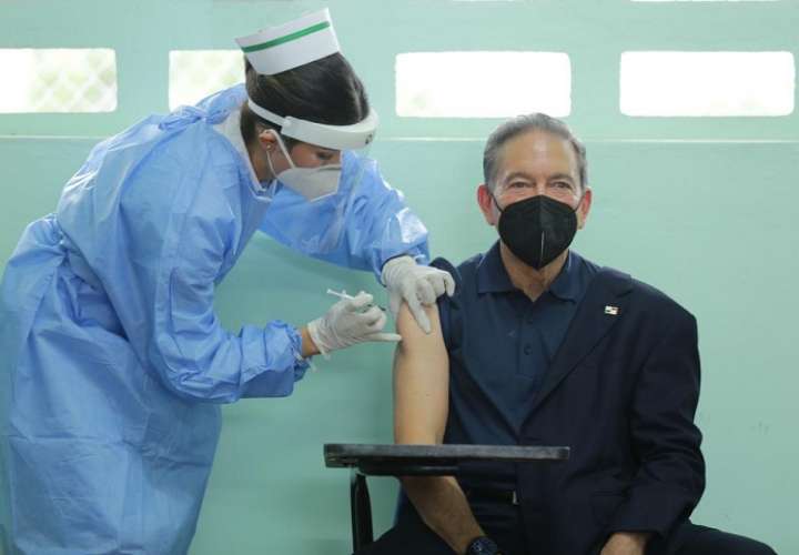 El presidente Laurentino Cortizo recibió la segunda dosis de la vacuna contra el Covid-19 en la escuela Belisario Porras, en el circuito 8-8.