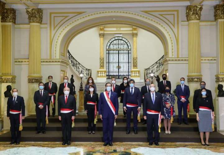 Presidente de Perú rehace Gobierno para abordar COVID-19 y último año de gestión