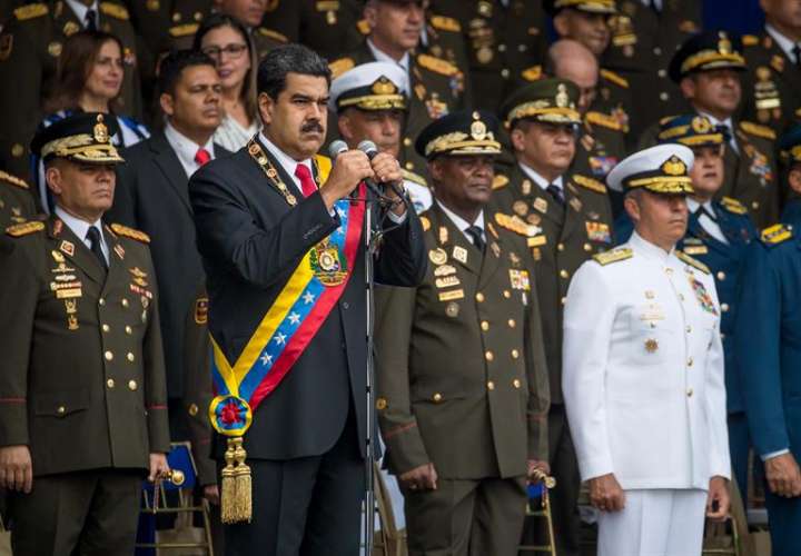 El presidente venezolano, Nicolás Maduro, participa en un acto televisado con militares en el centro de Caracas (Venezuela) por la conmemoración, este sábado 4 de agosto de 2018, de los 81 años de la creación de la Guardia Nacional Bolivariana (GNB). EFE