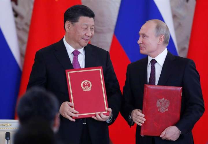 El presidente ruso, Vladímir Putin (d), posa junto a su homólogo chino, Xi Jinping (i), tras su reunión de este miércoles en el Kremlin de Moscú, Rusia. EFE