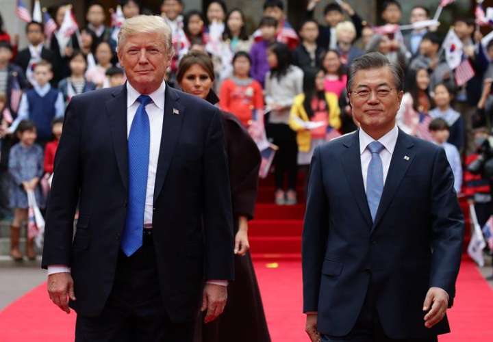 Fotografía fechada el 7 de noviembre de 2017. En la imagen, el presidente surcoreano, Moon Jae-in (d), y su homólogo estadounidense, Donald J. Trump, en la Casa Azul, la residencia presidencial, en Seúl (Corea del Sur). EFE Archivo