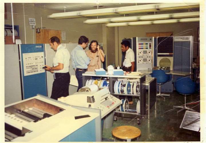 Fotografía cedida por la Universidad de California Los Ángeles (UCLA) donde se muestra a varios científicos mientras trabajan en el primer laboratorio de Internet en el campus en Los Ángeles (Estados Unidos). EFE