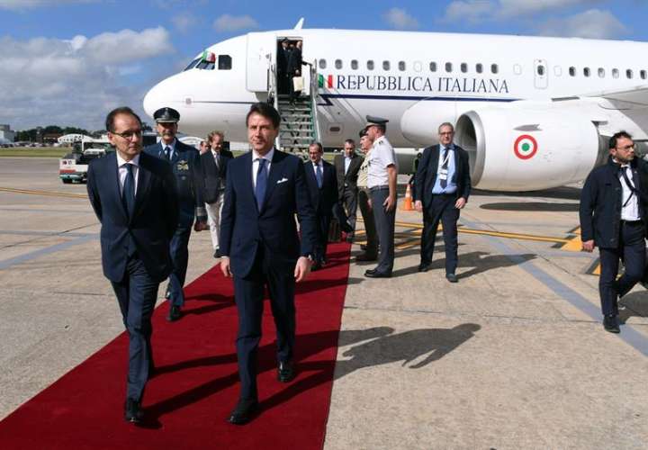  llegada del primer ministro de Italia, Giuseppe Conte (c), quien fue recibido por el embajador de Italia en Argentina, Giussepe Manzo (i), a Buenos Aires (Argentina). EFE