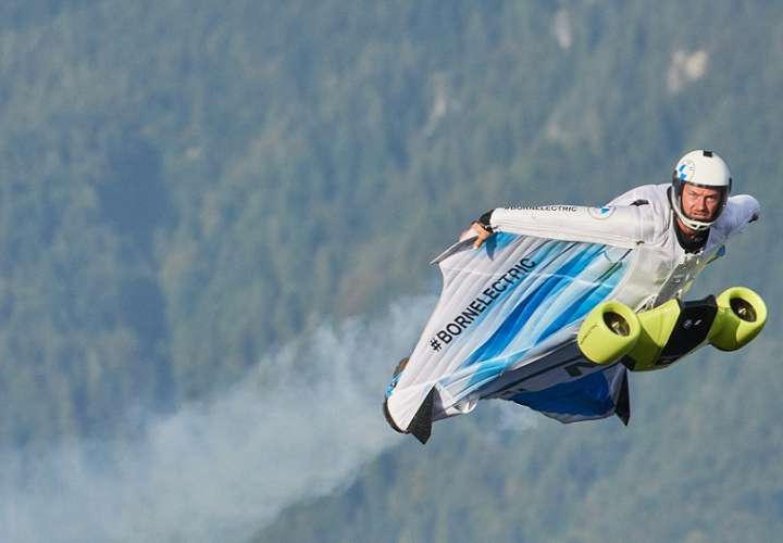  Ha sido probado con éxito por el saltador de base y paracaidista austriaco Peter Salzmann, abriendo una nueva era para los deportes extremos.