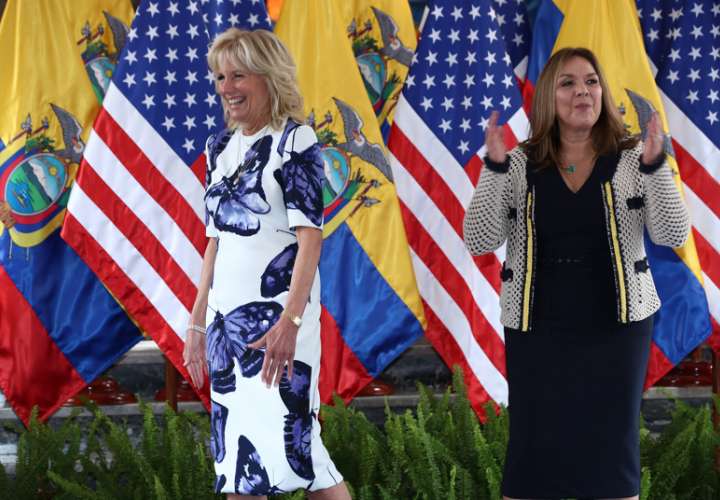 La primera dama de los Estados Unidos, Jill Biden (i), posa junto a la primera dama de Ecuador, María de Lourdes Alcívar (d), hoy, en el Palacio de Carondelet, en Quito (Ecuador). EFE