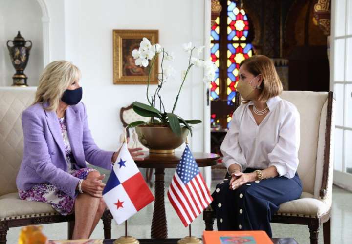 Como parte de la visita de la primera dama de Estados Unidos, Jill Biden a nuestro país, la Primera Dama,  Yazmín Colón de Cortizo, sostuvieron una reunión en el Palacio de las Garzas.