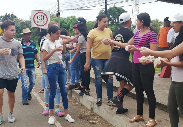 Cientos de peregrinos caminan para visitar a Santa Librada en Las Tablas
