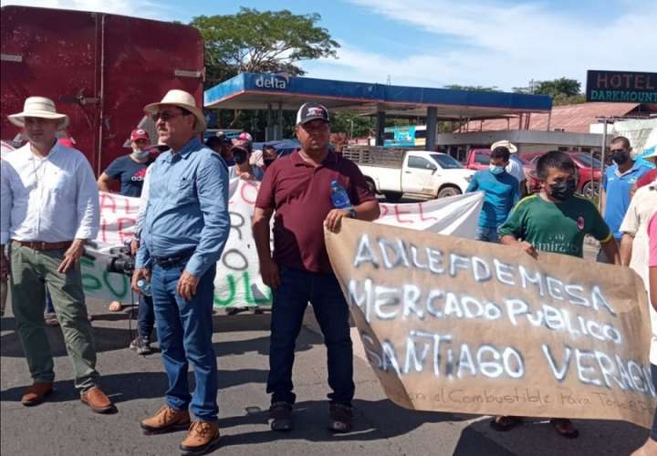 En Divisa, productores y conductores de camiones de carga agrícola que mantenían cerrada una vía en dirección a Aguadulce.