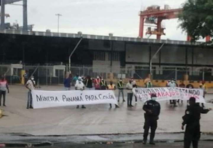 Desempleados cierran ingreso de camiones hacia puerto marítimo de Colón