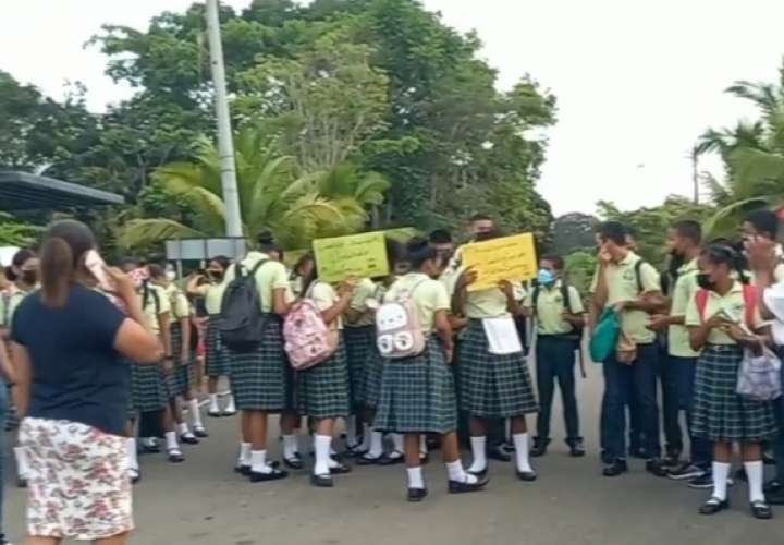 Protestan por falta de buses para transportar a estudiantes en Cuipo