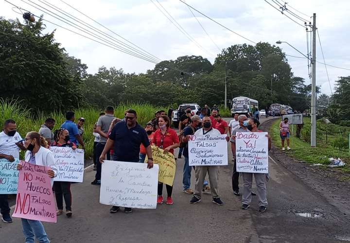 Transportistas protestan contra el MOP por mal estado de calles 